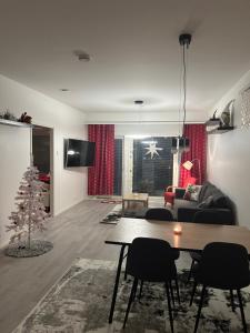 un soggiorno con tavolo e albero di Natale di Vennin Rauha a Rovaniemi