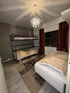 una camera con 2 letti a castello e un lampadario a braccio di Vennin Rauha a Rovaniemi