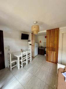a living room with a white table and chairs at Departamento en el corazón de Villa Carlos Paz in Villa Carlos Paz
