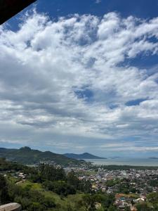 Blick auf eine Stadt unter einem wolkigen Himmel in der Unterkunft CasaRiva in Biguaçu + 7 Fotos