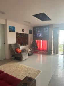 ein Wohnzimmer mit einem Weihnachtsbaum und einer Couch in der Unterkunft CasaRiva in Biguaçu