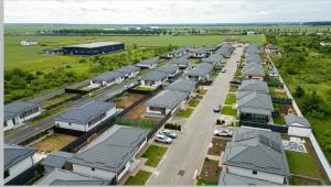 una vista aerea di una fila di case di Therme One Level Villas a Baloteşti