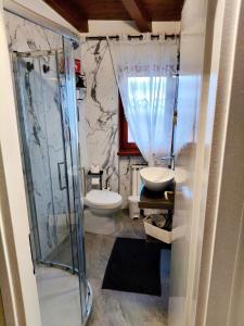 Ένα μπάνιο στο Appartamento con vista Lago Casa Gaspar