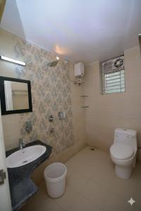 un bagno con un water e un lavandino di Airport residency hotel a Rānchī Altre 22 foto