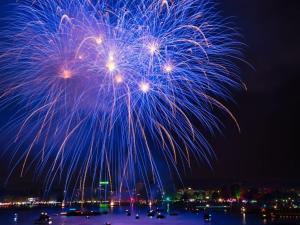 Vineland2BR Fireworks View with Pool & Spa 5 Minutes to Disney的水上的烟花在天空中 更多104张照片