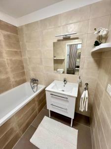 Koupelna v ubytování Die LUX Modern and Cozy Apartment with Free Parking + 8 fotografií