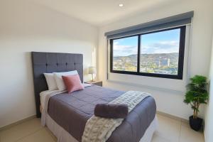Ένα ή περισσότερα κρεβάτια σε δωμάτιο στο Silvertop - A magical apartment with great view