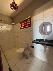 un baño con inodoro y lavabo en Pousada Vila Caburé, en Luís Correia