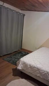 Ένα ή περισσότερα κρεβάτια σε δωμάτιο στο Maison en fond de jardin