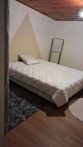 Ένα ή περισσότερα κρεβάτια σε δωμάτιο στο Maison en fond de jardin