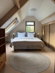 伊皮Vakantiehuis met eigen ingang的一间卧室，配有一张大床和一扇窗户。