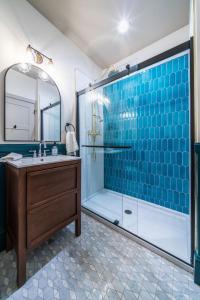 Un baño de Peacock Suite 1 fotos más