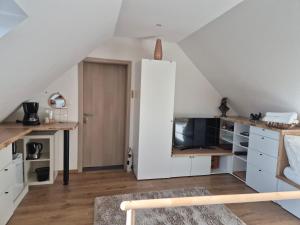 sala de estar con armarios blancos y TV en Maison chaleureuse, en Griesheim-près-Molsheim