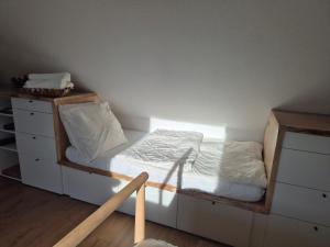 1 dormitorio con litera y vestidor en Maison chaleureuse, en Griesheim-près-Molsheim