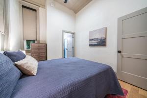 Una cama o camas en una habitación de Peacock Suite