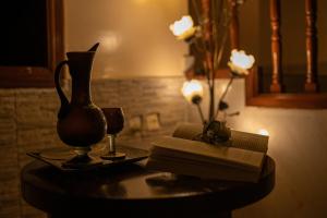 基加利Garr Hotel的一张带花瓶的桌子和一本书