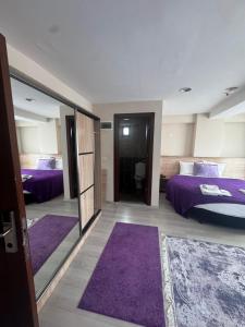 Ένα ή περισσότερα κρεβάτια σε δωμάτιο στο grand life hotel