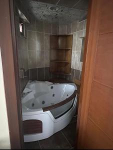 Ένα μπάνιο στο grand life hotel