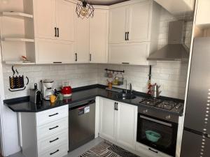 Köök või kööginurk majutusasutuses Boutique comfort in the heart of the city