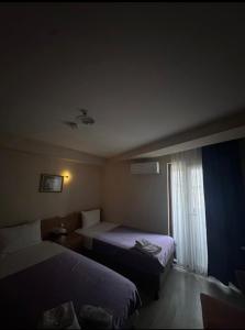 Ένα ή περισσότερα κρεβάτια σε δωμάτιο στο grand life hotel +1 φωτογραφίες