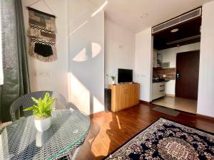 TV/trung tâm giải trí tại Panoramic City Views Chapter 2 -15th Floor Studio Apartment +1 ảnh