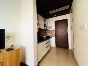 Nhà bếp/bếp nhỏ tại Panoramic City Views Chapter 2 -15th Floor Studio Apartment