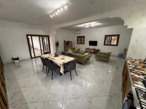 un salon avec une table et un canapé dans l'établissement Villa Warang, à Warang