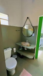 Casa caraiva xandó في بورتو سيغورو: حمام مع مرحاض ومرآة
