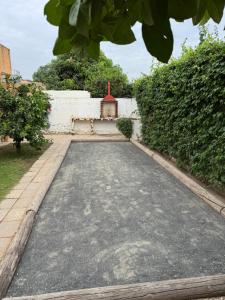 une allée menant à une cour avec un bâtiment dans l'établissement Villa Warang, à Warang