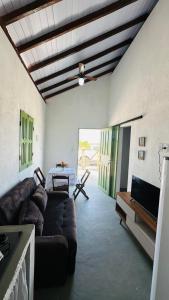 Casa caraiva xandó في بورتو سيغورو: غرفة معيشة بها أريكة وطاولة