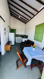 Casa caraiva xandó في بورتو سيغورو: غرفة معيشة بها طاولة وأريكة