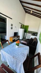 Casa caraiva xandó في بورتو سيغورو: غرفة معيشة بها طاولة وأريكة +5 صور