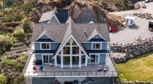 Blue Horizon Mountain Retreat B&B في Shawnigan Lake: اطلالة جوية على منزل على منحدر