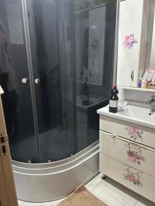 een badkamer met een douche en een wastafel bij se da in chirie apartament in Chişinău