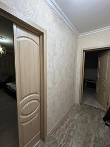een lege kamer met een deur en een hal bij se da in chirie apartament in Chişinău