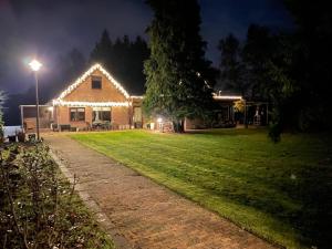 伊皮Vakantiehuis met eigen ingang的夜晚院子一侧有灯的房子