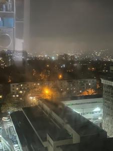 een uitzicht op een stad 's nachts met een trein bij se da in chirie apartament in Chişinău