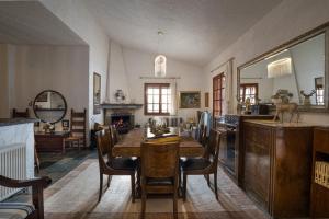 een eetkamer met een tafel en stoelen bij Villa Christina in Karpenisi