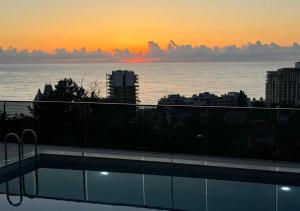 Villa Le De parus في كوبوليتي: اطلالة على المحيط وقت الغروب من المبنى