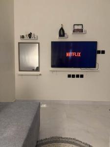 a television on a wall in a room at استديو بجلسة بمطبخ مستقل دخول ذاتي 13 in Buraydah