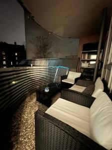 een kamer met twee bedden en stoelen op een balkon bij Jonas Haus Gästezimmer in Berlijn