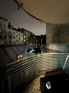 een set trappen in een stad 's nachts bij Jonas Haus Gästezimmer in Berlijn