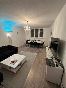 een woonkamer met een bank en een tafel bij Jonas Haus Gästezimmer in Berlijn +3 foto's