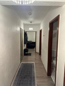 een hal met een hal die leidt naar een kamer met: bij Jonas Haus Gästezimmer in Berlijn