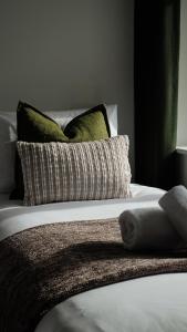 Ένα ή περισσότερα κρεβάτια σε δωμάτιο στο Hidden Acres- Room with Double & Single Bed, Malahide