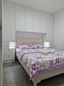 Ένα ή περισσότερα κρεβάτια σε δωμάτιο στο Stan na dan - Brcko 1