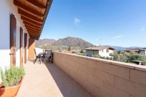 a balcony of a house with a table and chairs at Green Hill apartment in Salò