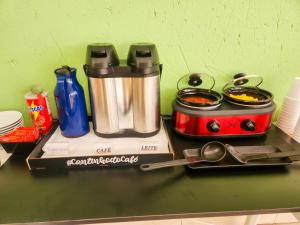 a counter top with a stove and a toaster at Pousada Encanto das águas in Águas de São Pedro