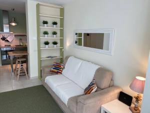 弗雷杰内Fregene's Studio Monolocale的客厅里有一张沙发和一个厨房 更多39张照片