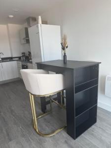 Worcester City Escape في وستر: مطبخ مع مكتب أسود وكرسي أبيض